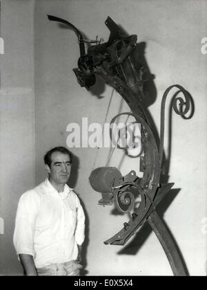 17. Juni 1965 - A sehr seltsame Skulptur: Drei modernen Bildhauer ausgesetzt in diesen Tagen ihre Werke an der Paris-Musee des Arts Decoratifs. Das Foto zeigt. Bildhauer Roel d'Haese, mit einem seiner seltsamen Eisenskulptur. Stockfoto