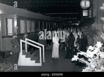 5. Mai 1965 - The Queen in München am 4. Tag des Staatsbesuchs von Königin Elizabeth und Prinz Philip das königliche Paar war in München, von morgens bis abends, wurde die Königin jeden Nerv für das große Programm in München, OPS angespannt: In the Morning (12.3O) der Queen und Prinz Phillip Stockfoto