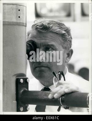 5. Mai 1965 - Cape Kennedy - Dr. Wernher Von Braun, Direktor des NASA Marshall Space Center in Huntsville, Alabama, beobachtet die Stockfoto