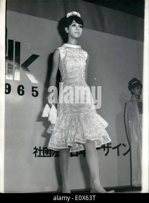 5. Mai 1965 - Mode aus Japan. Mitglieder des Vereins Japan Designer ihre Entwürfe an einer Fashion-Show in Tokio abgehaltenen angezeigt. Viele Frauen waren der Meinung, die die Tokyo Designer holt waren mit Paris und Italien, die lange als weltweit führend in Mode für Frauen angesehen worden. Foto zeigt:-ein Cocktail-Kleid aus Spitze, mit Packtaschen - einer der die Toky Entwürfe auf dem Display. Stockfoto