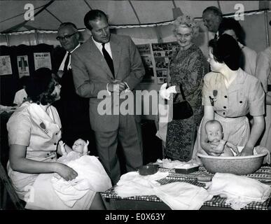 5. Mai 1965 - sieht der Herzog von Edinburgh Jugend am Werk. Foto zeigt Prinz Philip, Duke Of Edinburgh, Uhren Gillian Bettinson, im Alter von 16, (links) und Dena Andrews, im Alter von 17 Jahren Puppen als Teil ihrer Ausbildung, Baden, wenn er Cobden Park und Woodmill Sailing Center, Southampton, während seiner Tour '' Whistle Stop'' von Hampshire gestern besucht. Stockfoto