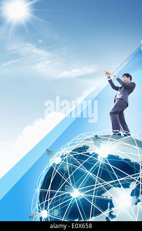 ein Business-Mann stand an der Spitze in der ganzen Welt Stockfoto