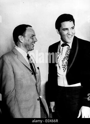 Frank Sinatra Witze rund um Elvis Presley Stockfoto