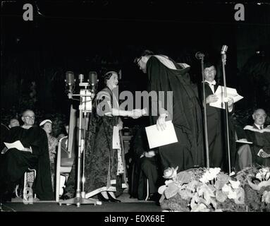 28. Juni 1965 - 28.06.65 Prinzessin Margaret als Präsident des University College von North Staffordshire installiert. H.R.H. Prinzessin Margaret wurde heute als Präsident des University College von North Staffordshire installiert. Die Installation Zeremonie fand im Königssaal, Stoke-on-Trent, und Prinzessin Margaret danach Grad verliehen. Bippa Fotoshows: Prinzessin Margaret gesehen wie bei der Verleihung von Grad nach ihrer Installation im Königssaal, Stoke-on-Trent heute. Stockfoto