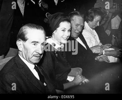 Prinzessin Grace Kelly auf dem Cannes Filmfestival mit Charles Bohen Stockfoto