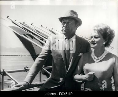 5. Mai 1965 - Rex Harrison und Olivia de Havilland in Cannes film Festival.: berühmte Filmstars Rex Harrison und Olivia de Havilland, abgebildet in Cannes, wo International Film Festival statt. Stockfoto