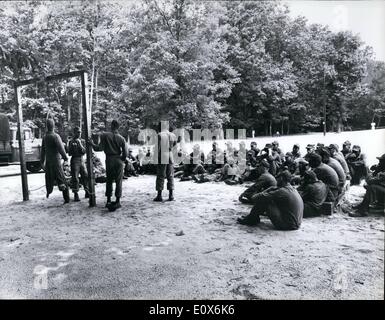 8. August 1965 - Army Basic Training center Fort Dix, New Jersey Die Auszubildenden lernen, wie man den Feind zu vernichten. Stockfoto