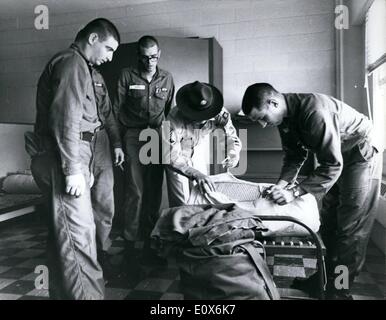 8. August 1965 - Army Basic Training center Fort Dix, New Jersey Sie haben alles - beginnend mit eigenen Betten zu lernen. Drill Sargeant zeigt ihnen wie Sie es tun. Stockfoto