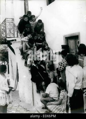 7. Juli 1965 - was ein Segen für griechische Tots: Francoise Hardy die berühmte französische Pop-Sängerin ist jetzt in einer kleinen griechischen Stadt umgeben von jungen Fans für die Dreharbeiten in Griechenland (ihre erste große Rolle in dem Film '' Bullet On The Heart'') abgebildet ist sie uns singen und Gitarre zu spielen. Stockfoto