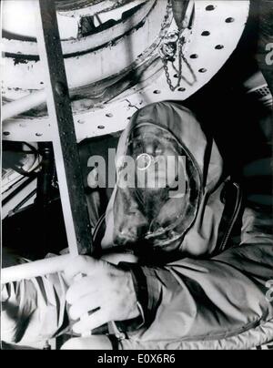 7. Juli 1965 - entfliehen u-Boot entkommen Studien von Rekord Tiefe Bilder aus dem Mittelmeerraum während der u-Boot entkommen Versuche aus tiefen so groß wie 500 ft. durch ein Royal Navy Volunteer Team HMS Dolphin, der Gespert u-Boot-Basis. Mit neuen Techniken, atmete die fliehenden, gekleidet in Anzügen, die Einbeziehung einer Baumwolle Stoffverdeck mit Kunststoff-Gesicht, eingeschlossene Luft beim Aufstieg an die Oberfläche nach der Entlassung aus einem ein-Mann-Zylinder, überflutet vom Meer in die u-Boot-Orpheus Stockfoto