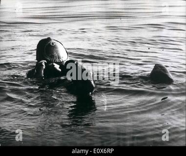 7. Juli 1965 - u-Boot-Flucht Studien aus Rekord Tiefe. Bilder aus dem Mittelmeerraum während der u-Boot Scape Studien aus tiefen so groß wie 500 ft von Royal Navy Volunteer entfliehen Team HMS Dolphin, der Gasport u-Boot-Basis. mit neuen Techniken der fliehenden, gekleidet in Anzügen, die Einbeziehung einer Baumwolle Stoffverdeck mit Kunststoff Vollmaske, atmete eingeschlossene Luft während der Duft an die Oberfläche nach der Entlassung vom ein-Mann-Zylinder, überflutet vom Meer in die u-Boot-Orpheus Stockfoto