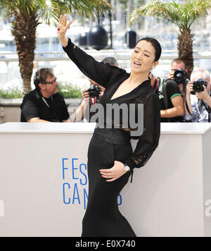 Cannes, Frankreich. 20. Mai 2014. Chinesische Schauspielerin Gong Li stellt während der Fototermin von "Coming Home (Gui Lai)" bei den 67. Filmfestspielen in Cannes, Frankreich, 20. Mai 2014. Bildnachweis: Xinhua/Alamy Live-Nachrichten Stockfoto