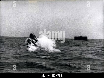 7. Juli 1965 - u-Boot entkommen Studien aus Datensatz Tiefe: Bilder aus dem Mittelmeerraum während der u-Boot entkommen Versuche aus tiefen so groß wie 500 ft von einem Royal Navy Volunteer-Flucht-Team von HMS Dolphin, Gosport u-Boot-Basis. Mit neuen Techniken der fliehenden, gekleidet in Anzügen, die Einbeziehung einer Baumwolle Stoffverdeck mit Kunststoff Vollmaske, atmete eingeschlossene Luft beim Aufstieg an die Oberfläche nach der Entlassung aus einem ein-Mann-Zylinder aus dem Meer in die u-Boot Orpheus überflutet Stockfoto