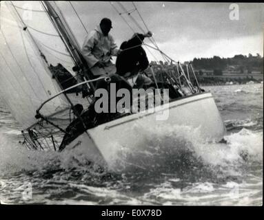 7. Juli 1965 - üben des Admirals Cup.: Yachten für das australische Team, das für den Admiral Cur, konkurriert wurden Schulungen in Cowes. Der Cup wird auf die kombinierten Ergebnisse des Rennens Kanal Morgen, der Britannia Cup während der Cowes Week und den New York Yacht Club Cup verliehen. Die Schlussetappe wird die Biennale Fastnet-Rennen von Cowes am 7. August beginnt. Das Foto zeigt australische Yacht Lorita Maria geht durch schwere Wetter, wenn die Boje während des Trainings für den Admirals Cuprennen abgerundet. Stockfoto