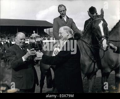 10. August 1965 - 10.8.65 Dublin Horse Show.  Foto zeigt: Präsidenten de Valera, präsentiert den Aga Khan-Nationen-Pokal Stockfoto