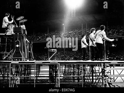 Die Beatles durchführen im Shea Stadium Stockfoto