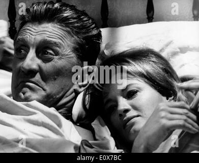 Schauspieler Kirk Douglas und Angie Dickinson Co-Star im film Stockfoto