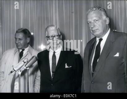 29. August 1965 - Henry Fowler in Paris: Henry Fowler, US Staatssekretär des Finanzministeriums, kam in Paris in der ersten Runde seiner Tour der europäischen Hauptstädte. Foto zeigt Bild auf dem Flughafen Orly von links nach rechts: Herr Deming, Staatssekretär des Finanzministeriums, Fowler und George Ball. Stockfoto