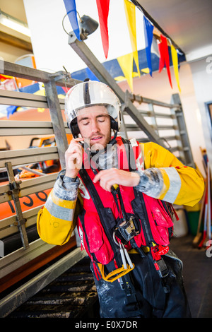 Ein RNLI Royal National Lifeboat Institution freiwillige Besatzungsmitglied, Vorbereitung Aberdyfi Wales UK Stockfoto