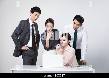 zwei Geschäftsfrauen und zwei Geschäftsleute arbeiten zusammen Stockfoto