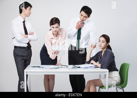zwei Geschäftsfrauen und zwei Geschäftsleute arbeiten zusammen Stockfoto