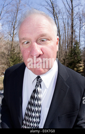 Nahaufnahme von einem Geschäftsmann Gesicht mit seinen Augen überquerte im Freien stehen Stockfoto