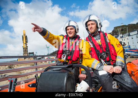 Zwei RNLI Royal National Lifeboat Institution freiwillige Besatzungsmitglieder, Aberdyfi Wales UK Stockfoto