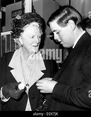 Lady Clementine Churchill und ihr Enkel Nicholas Soames an der Royal Mint Stockfoto