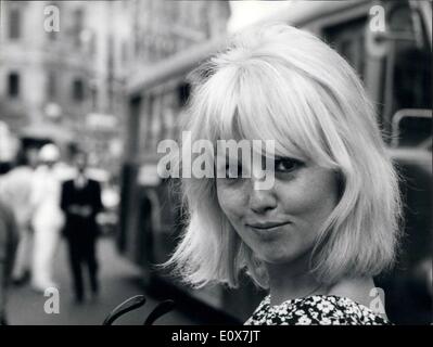 Sept. 09, 1965 - schön und blond französische Schauspielerin Mylene Demongeot, der in Rom zu drehen den Film '' Fantomae Renditen '' mit Jean Marais, in die Stadt gegangen und haben die neuen Modeartikel im Shop gekauft. Das Foto zeigt Mylene Deomgeot. Stockfoto