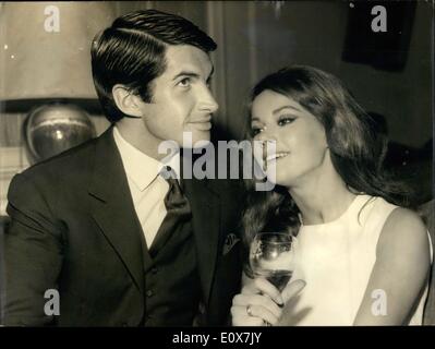 Sept. 09, 1965 - neue Französisch für George Hamilton: Nach Brigitte Bardot und Jeanne Moreau (Viva Maria) George Hamilton haben nun einen neuen französischen Partner: Claudine Auger, die mit ihm in Jacques D-Rays Film '' Les Pilieurs'' Co-star wird (die Plünderer ") in Spanien und in Marokko gemacht werden. Foto zeigt, dass Claudine Auger und George Hamilton gestern auf einer Cocktailparty in Paris im Bild. Stockfoto