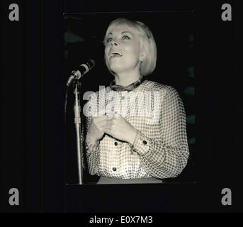 Sept. 09, 1965 - Isabelle Aubret macht eine kommen zurück; Isabelle Aubret, der bekannte französische Sängerin gebliebenen von der Bühne für Stockfoto