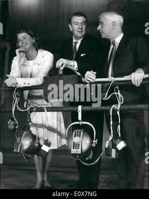 Sept. 09, 1965 - Ingrid Bergman to Appear in * einen Monat im Land '': Ingrid Bergman, Michael Regrave, Emlyn Williams und Starbesetzung öffnet für eine kurze Zeit im Cambridge Theatre, London, im '' A Monat in the Country"die berühmte Komödie von Ivan Turgenev. Es spielt im Cambridge Theatre für eine begrenzte Saison nur, beginnend am 23. Sept.. Foto zeigt (L, R), Ingrid Bergman, Michael Redgrave und Emlyn Williams auf der Bühne, das Stück heute diskutieren. Stockfoto