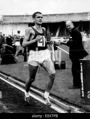 RON CLARKE an der Ziellinie einen Weltrekord laufen drei Meilen in 12: 52,4 Minuten. Stockfoto