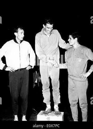 RON CLARKE, Zentrum, nach dem Gewinn ein 5000m Rennen im Charltey-Stadion. Stockfoto