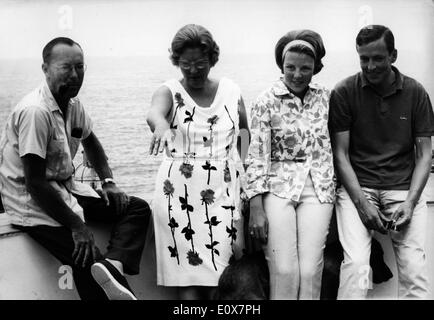 Königin Juliana und ihr Familie heraus auf einem Boot Stockfoto
