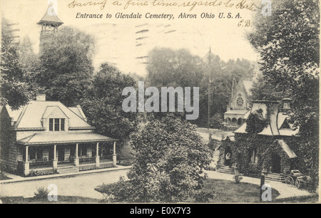 Dieses Foto zeigt den Eingang zum Glendale Cemetery in Akron, Ohio. Der Friedhof ist eine wichtige historische Stätte, die das lokale Erbe widerspiegelt und eine ruhige und friedliche Umgebung bietet. Stockfoto
