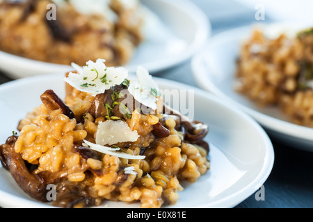 Kleine Portion Pilzen Risottoreis Nahaufnahme Makro. Stockfoto