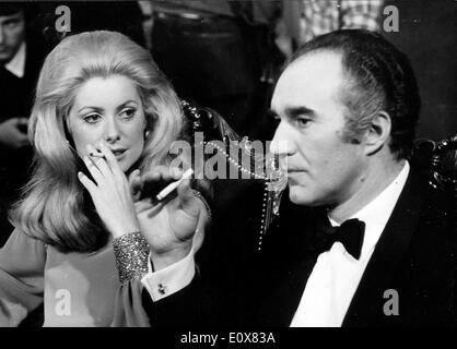 Schauspielerin Catherine Deneuve raucht Zigaretten Stockfoto