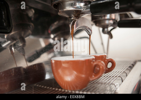 eine Espresso-Maschine, zwei Espressi in Tassen Stockfoto