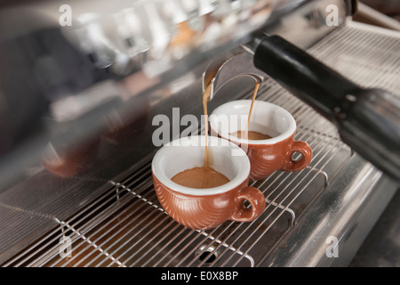 eine Espresso-Maschine, zwei Espressi in Tassen Stockfoto