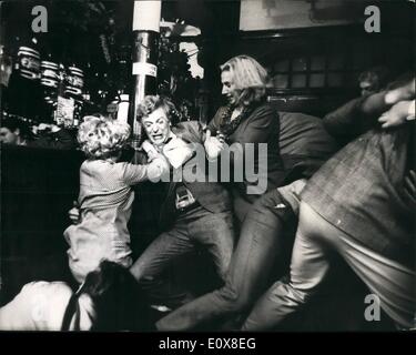 8. August 1965 - Michael Caine im neuen Film. Michael Caine, Star der erfolgreichen Iporess Datei macht jetzt einen neuen Film namens "Alfie" in Twickenham Studios. Aufnahmen für den Film wurden heute in einer Gastwirtschaft Brixton. Jane Asher Sterne auch im Film. Foto zeigt Andre Camreson (rechts) und Marilyn Gothard 9left), mit Micheal Caine, während der Dreharbeiten einer Schlägerei-Szene in einer Gastwirtschaft Brixton heute. Stockfoto
