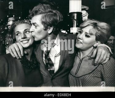 8. August 1965 - Michael Caine im neuen Film. Michael Caine, Star der erfolgreichen "Iperess Datei". macht jetzt einen neuen Film mit dem Titel '' Alfie'' in Twickenham Studios. Aufnahmen für den Film wurden heute in einem Brixton Publlic Haus aufgenommen. Jane Asher Sterne auch im Film. Foto zeigt Michael Caine, Bilder mit zwei Schauspielerinnen des Films, Andhe Cameron (links) und Marilyn Gothard, nach der Teilnahme in einer Szene aus dem Film heute im Brixton Public House. Stockfoto
