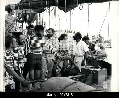 8. August 1965 - durch die Schoner zu Australien: Drei Mädchen und 19 Männer gestern Aufrechnung von Ramsgarte, Kent, in dem Schoner landete New auf die Goodwin Sands. Nach etwa einer Stunde, mit farely fünf Meilen von der Reise auf die andere Seite der Welt abgeschlossen, brach der Motor zusammen. Ein Rettungsboot aus Walmer, Kent ging zu Hilfe und half ihnen, Baok auf Courss mit Lissabon, die erste Anlaufstelle. Foto zeigt Captain Gordon Keeble und Mitglied Hallo Orew, vor der Abreise Ramsgate yetwrday Stockfoto