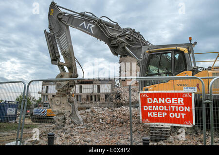 Canada Square, Corby, Northants, Großbritannien. 20. Mai 2014. Abriss Maschinen Pull-down-Gebäude (Wohnungen und Geschäfte) am Canada Square, Corby, Northants, England am 20. Mai 2014. Die Gebäude waren relativ neu, aus den 1970er Jahren, aber geworden war Heimat vieler sozial gestörten Menschen und Drogenkonsumenten. Bildnachweis: Vermischtes/Alamy Live News Stockfoto