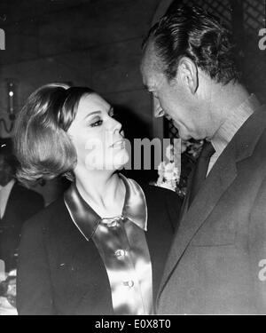 Schauspielerin Kim Novak und David Niven auf einer Pressekonferenz für den Film "13" Stockfoto