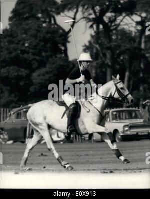 8. August 1965 - Prinz Charles spielt Polo in Windsor: Prinz Charles spielte Polo an Smiths Rasen, Windsor Great Park, heute. Er war mit seinem Team Rangers in der Vorsitzende Tasse bezahlen. Das Foto zeigt Prinz Charles in Aktion beim heutigen Spiel gesehen. Stockfoto