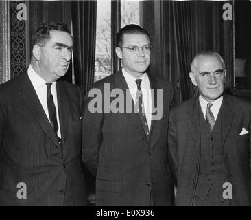 ROBERT MCNAMARA achte United States Secretary Of Defense (Mitte) Stockfoto