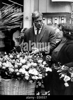 B-Movie Schauspieler KEN CLARK kaufen auf der spanischen Treppe Blumen Stockfoto