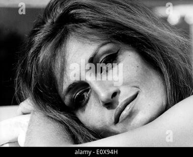 Ägyptische Sängerin DALIDA lounges am Pool im Hilton Hotel in Rom um den film italienischen Menage Stockfoto