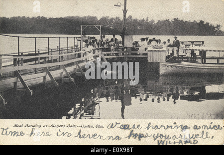 Diese Postkarte aus der Bowden Collection zeigt eine Bootslandung am Myeres Lake in Ohio und zeigt die typischen Piers und Kais der Gegend. Die Szene fängt das ruhige Wasser und die Boote an der Küste ein und veranschaulicht die Freizeitaktivitäten des frühen 20. Jahrhunderts. Stockfoto